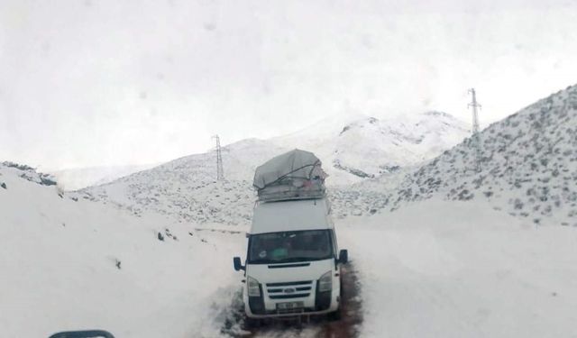 Karda mahsur kalan 13 kişi kurtarıldı