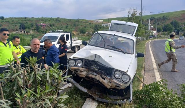 Refüje çarpan otomobildeki kadın yaralandı