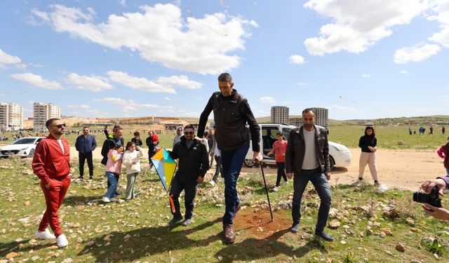 Dünyanın en uzun adamı şenlikte uçurtma uçurdu