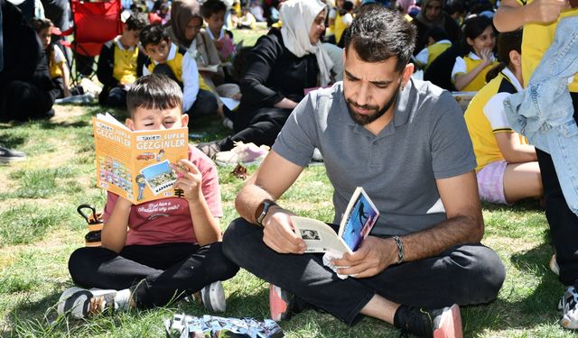 Batman'da çocuklar anne ve babalarıyla kitap okudu