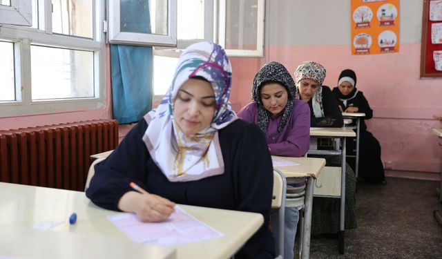 Anneler çocuklarının sıralarında sınava girdi