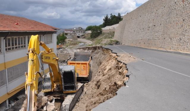 Mardin'de bir kısmı çöken yolda çalışma başlatıldı