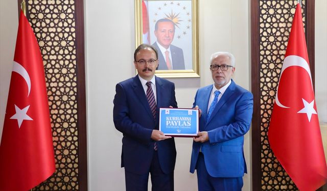 Vali Kızılkaya, kurbanını Türkiye Diyanet Vakfına bağışladı
