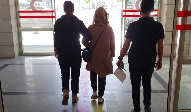 Mağazadan kıyafet hırsızlığı güvenlik kamerasında