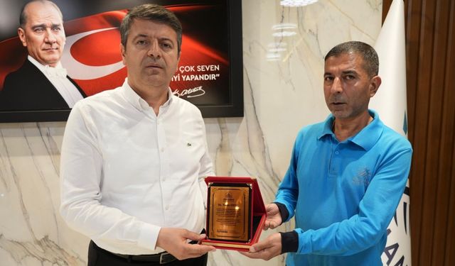Temizlik personeli, bulduğu cüzdanı sahibine teslim etti