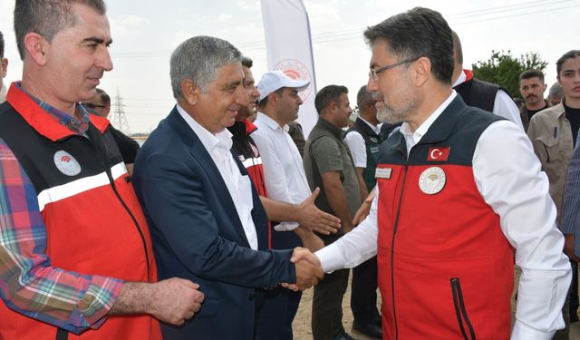 Bakan Yumaklı, Batman'da buğday hasadına katıldı