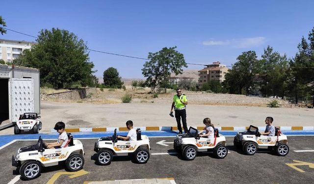 Batman'da anaokulu öğrencilerine trafik eğitimi verildi