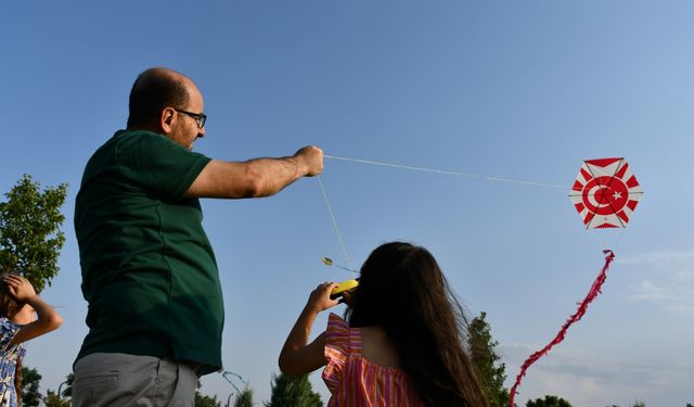 Çoçuklar Kızılayın uçurtma şenliğinde buluştu