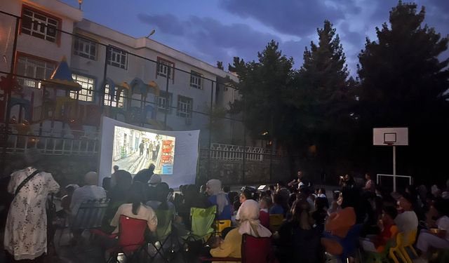 Öğrenciler açık havada aileleriyle birlikte film izledi