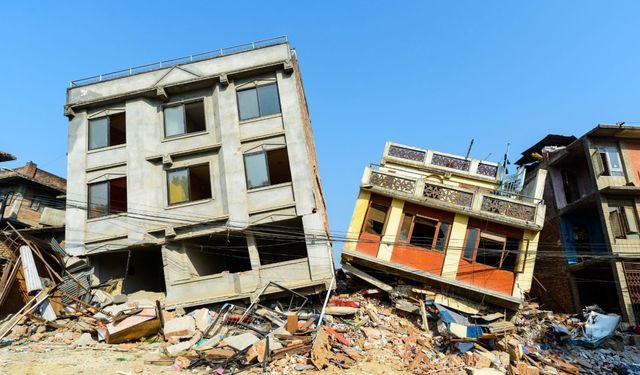 8 Kamu Görevlisi ve AK Parti'lilere Deprem Soruşturması
