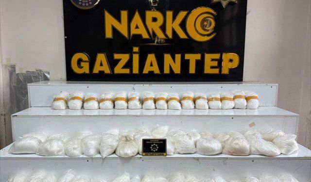 Araçta yasaklı madde ele geçirildi 2 şüpheli tutuklandı