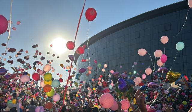 Binlerce balon minik Elif Azra için gökyüzüne bırakıldı