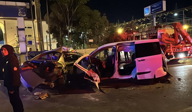 Otomobil ile hafif ticari araç çarpıştı, 5 Ölü, 2 yaralı