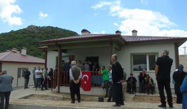 18 köy tipi kalıcı konutun anahtarları teslim edildi