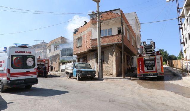 Çatıda çıkan yangında 1 kişi dumandan etkilendi
