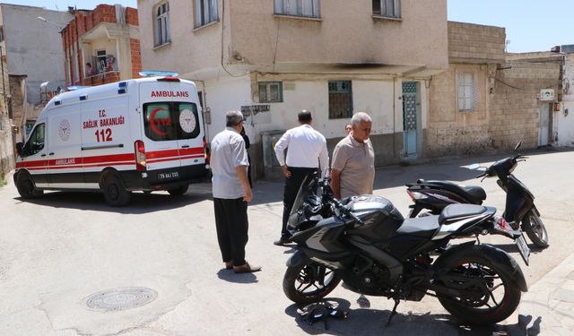 Hafif ticari araçla çarpışan motosikletteki 2 kişi yaralandı