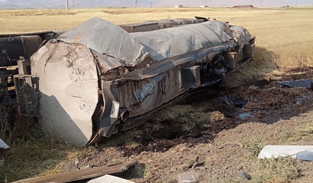 Devrilen yakıt tankerinin sürücüsü yaralandı