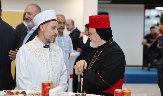 Farklı dine mensup vatandaşlar bayramlaşma programında