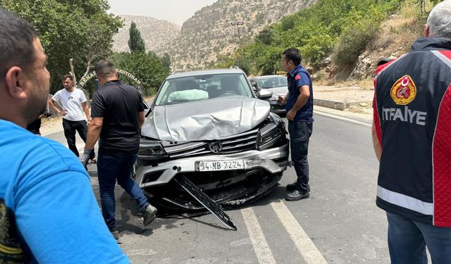 İki aracın çarpıştığı kazada 3'ü çocuk 6 kişi yaralandı