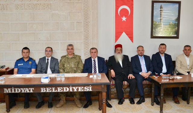 Midyat'ta Farklı Dine Mensup Vatandaşlar Bayramlaştı