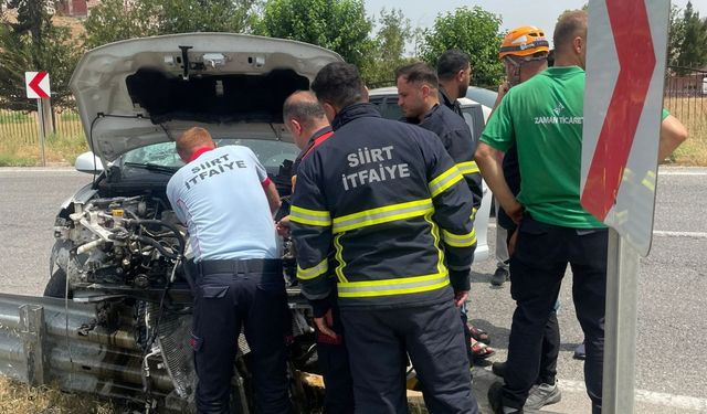 Bariyerlere çarpan otomobilin sürücüsü yaralandı