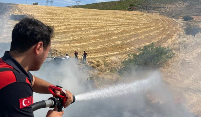 Buğday ve arpa tarlasında çıkan yangın söndürüldü