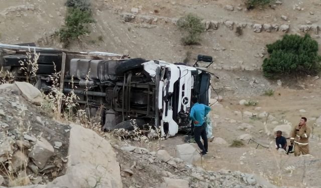 Şırnak'ta şarampole devrilen tırın sürücüsü ağır yaralandı