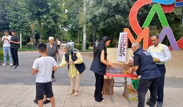 Sıcaktan bunalan vatandaşlara su ve limonata ikram edildi