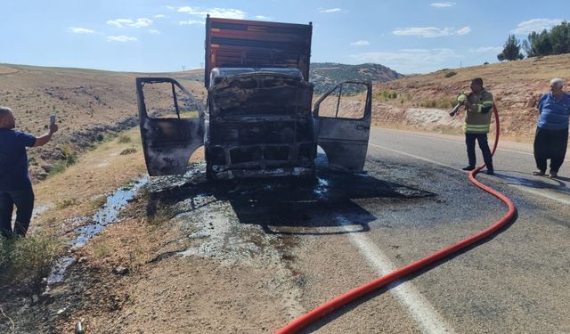 Besni'de arızalı araç taşıyan çekici alev alev yandı