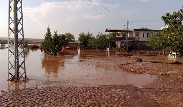 Kilis Elbeyli’de taşkın ev ve arazilere zarar verdi