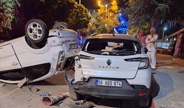 Park halindeki cipe çarpan otomobildeki 5 kişi yaralandı