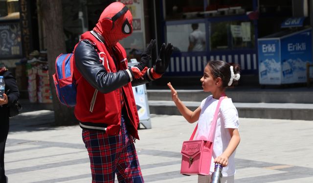 Türkiye'yi gezen "Örümcek Adam" Siirt'te