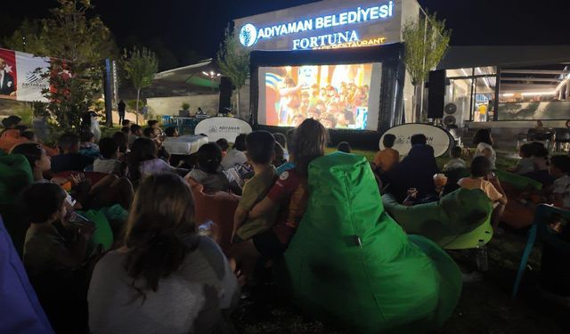 Adıyamanlı çocukların açık hava sinema keyfi