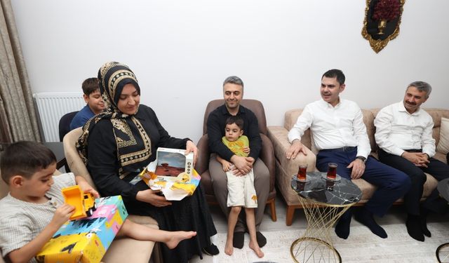 Bakan Kurum, Besni'de depremzede aileye misafir oldu