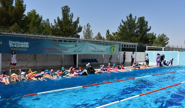 Batman'da görme engelli çocuklar serinliğe kulaç atıyor