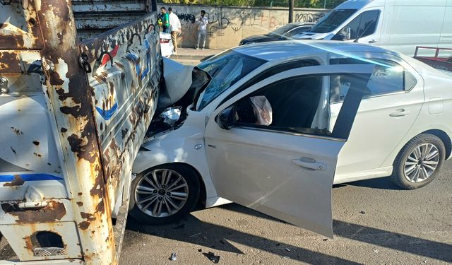 Kamyonete çarpan otomobilin sürücüsü yaralandı