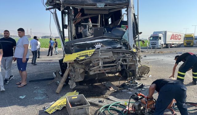 Halk otobüsü ile tır çarpıştı 1 ölü, 9 yaralı