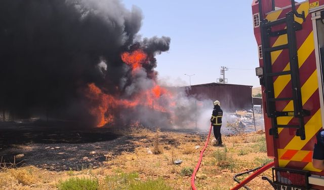 Mardin’de plastik boru deposundaki yangın söndürüldü