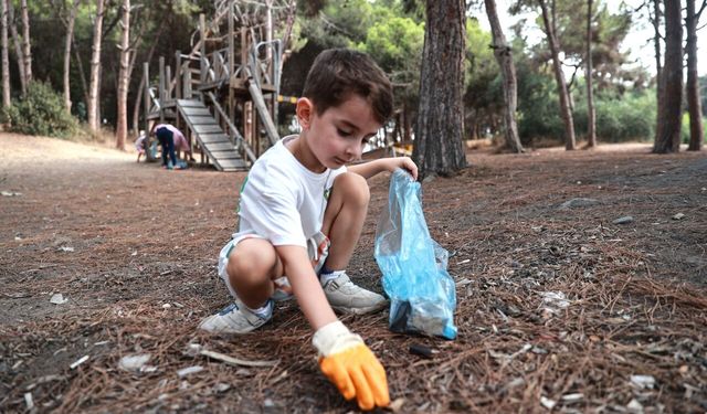 Mersin’de Aras, Yaşıtlarıyla Ağaçlık Alanı Temizledi