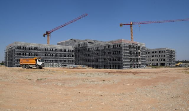 Nasıroğlu, hastanenin inşaatında incelemede bulundu
