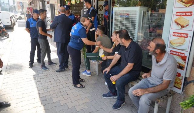 Adıyaman Belediyesi Zabıtasından Esnafa Karanfil!