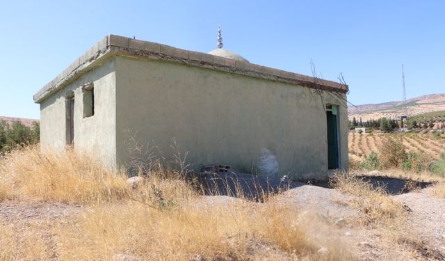 ‘Yel Baba’ Türbesi kaderine terk edildi..