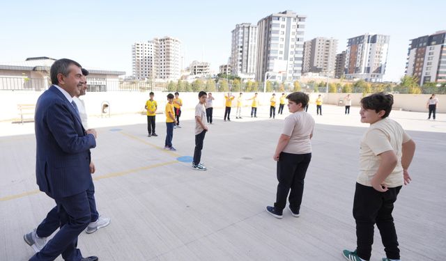 Bakan Tekin'den Gaziantep'te bir okula sürpriz ziyaret