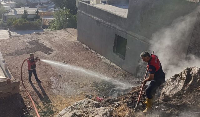 Besni Ciritmeydan Mahallesi’nde çıkan yangın söndürüldü