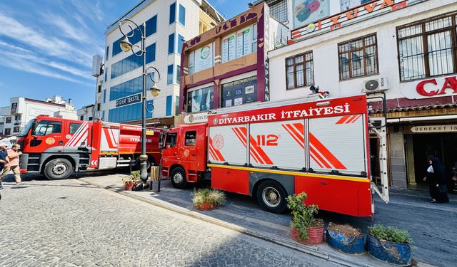Diyarbakır'da ayakkabı deposunda çıkan yangına müdahale ediliyor