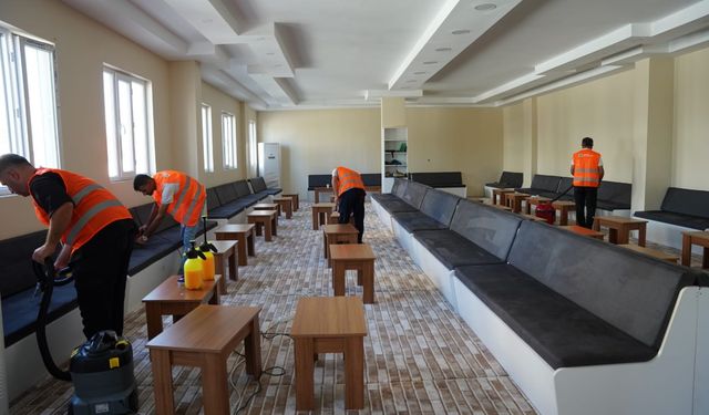 Kahta Belediyesi taziye evlerini temizliyor