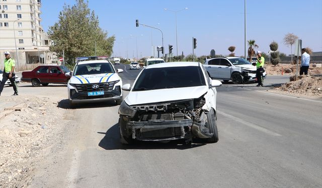 Kilis'te 2 otomobilin çarpıştığı kazada 1 kişi yaralandı