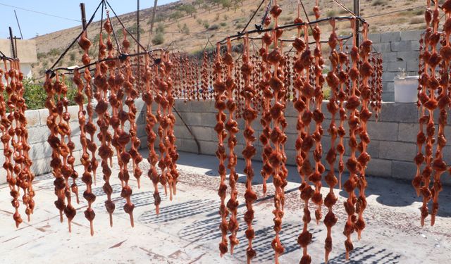 Kilis'te cevizli sucuk yapımı başladı