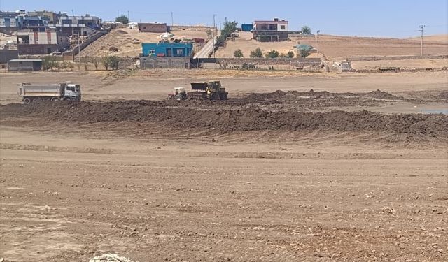Mazıdağı'nda kuruyan gölet temizleniyor