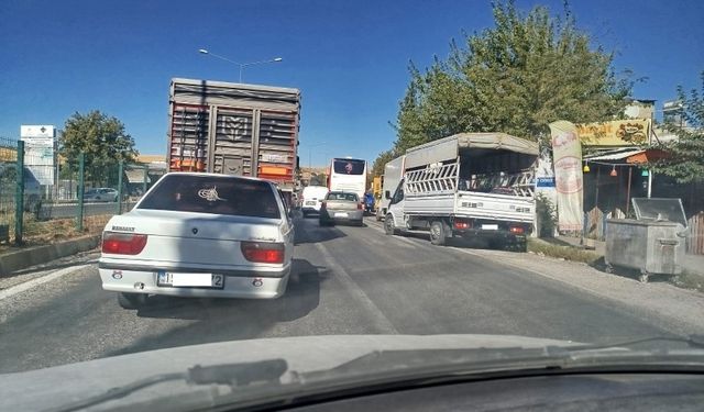 Şambayat’ta Otobüslerin Tehlikeli Durağı